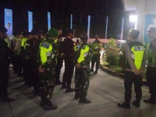 Koramil 13/Bawen dan Polres Semarang Laksanakan Apel Malam dan Pengamanan di Rest Area 439A Lemah Ireng pada Hari Kedua Lebaran