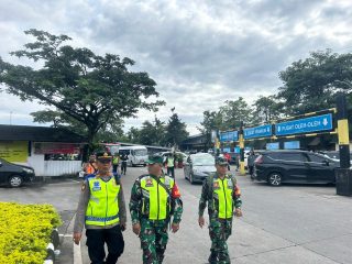 H+2 Lebaran, Koramil 14/Ungaran Barat Bersama Polres Semarang Intensifkan Pengamanan Arus Balik di Rest Area Tol Km 429 Ungaran