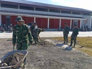 Danramil 02/Pabelan Pimpin Kerja Bakti Bersihkan Lingkungan Koperasi Merah Putih di Desa Giling
