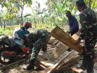Babinsa Wonokerto Bersama Warga Laksanakan Pembangunan Jembatan Garuda Tahap IV