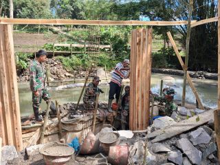Gotong-Royong Di Jembatan ARMCO Semakin Perkuat Kemanunggalan TNI Dan Rakyat