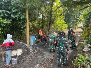 Kebersamaan Tanpa Batas, TNI dan Masyarakat Bangun Akses Penghubung