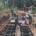 Pengerjaan Bekesting Jembatan ARMCO Garuda Sudah 50%, Warga dan TNI Gotong Royong Wujudkan Akses Penghubung Antar Dusun