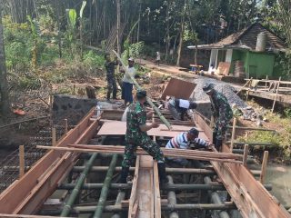 Pengerjaan Bekesting Jembatan ARMCO Garuda Sudah 50%, Warga dan TNI Gotong Royong Wujudkan Akses Penghubung Antar Dusun