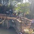 Jembatan ARMCO Penghubung Dusun Dolok dan Dusun Jegoran Semakin Jelas, Babinsa Bakalrejo Intens Dampingi Pengerjaan