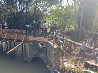 Jembatan ARMCO Penghubung Dusun Dolok dan Dusun Jegoran Semakin Jelas, Babinsa Bakalrejo Intens Dampingi Pengerjaan