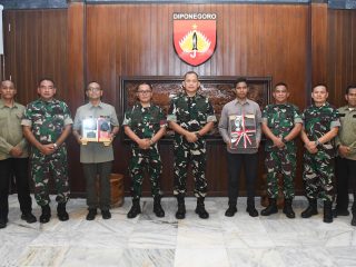 Pangdam IV/Diponegoro Serahkan Dukungan Kamera Profesional dan Seragam Tactical Office ke Pendam