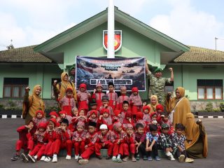 Tanamkan Nilai Kebangsaan Sejak Dini, Anak-anak KB RA Yaa Bunayya Kunjungi Kodim 0714/Salatiga