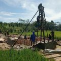 Pengerjaan Jembatan Gantung Garuda Masuki Tahap Perakitan Besi Gapura, Babinsa Wonokerto Turut Membantu