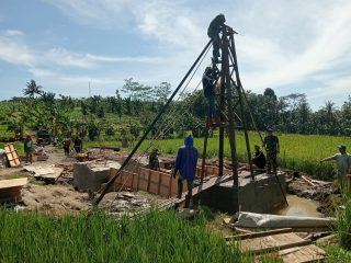 Pengerjaan Jembatan Gantung Garuda Masuki Tahap Perakitan Besi Gapura, Babinsa Wonokerto Turut Membantu