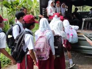 Anak-Anak SD Negeri Siwal Bahagia Bisa Naik Truk TNI Kodim 0714/Salatiga
