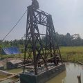 Babinsa Wonokerto Pantau Proses Pengelasan Gapura Besi Jembatan Gantung Garuda