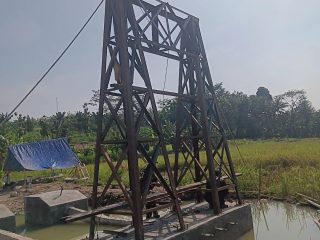 Babinsa Wonokerto Pantau Proses Pengelasan Gapura Besi Jembatan Gantung Garuda