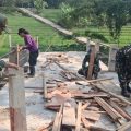 Jembatan ARMCO Garuda Masuk Tahap Finishing, Babinsa Bakalrejo Turut Bantu Proses Pengacian Pagar Jembatan