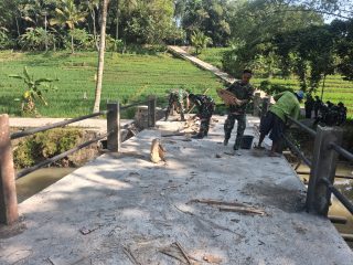 Pasca Pengacian Selesai, Babinsa Bakalrejo Bersama Anggota Koramil 07/Susukan Bersihkan Lokasi Pembangunan Jembatan ARMCO Garuda