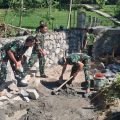 Gotong Royong TNI dan Warga Bangun Pondasi Jalan Jembatan Sungai Senjoyo di Bakalrejo