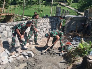 Gotong Royong TNI dan Warga Bangun Pondasi Jalan Jembatan Sungai Senjoyo di Bakalrejo