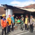 Babinsa Kutowinangun Kidul Bersama Bhabinkamtibmas dan BPBD Bantu Pembersihan Puing Pascakebakaran Warung Soto