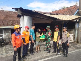 Babinsa Kutowinangun Kidul Bersama Bhabinkamtibmas dan BPBD Bantu Pembersihan Puing Pascakebakaran Warung Soto