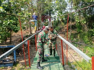 Pengerjaan Jembatan Gantung Garuda Hampir Rampung, Babinsa dan Warga Kebut Finishing