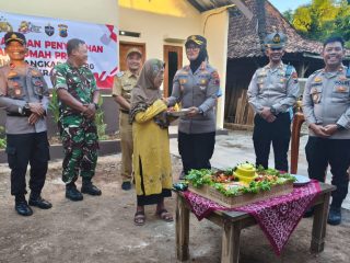 Hari Bhayangkara ke - 80, Wujud Kasih Sayang Polri, Kapolres Sragen Serahkan Rumah 'Baru' Mbah Lampi