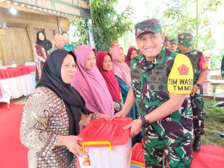 Kolonel Kav Zubaidi Paban IV/PKBN Sterad Tinjau TMMD Reguler Ke-129 Kodim 0714/Salatiga, Salurkan Bantuan Sembako untuk Warga Desa Cukil