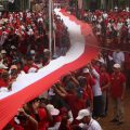 Bendera Merah Putih 400 Meter Diarak Warga, Semarakkan HUT Ke-81 Kemerdekaan RI di Bergas Kidul
