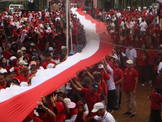 Bendera Merah Putih 400 Meter Diarak Warga, Semarakkan HUT Ke-81 Kemerdekaan RI di Bergas Kidul