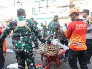 Kodim 0714/Salatiga Gelar Karya Bakti  Bersih-Bersih Lingkungan Pasar