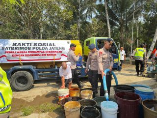 Brimob Polda Jateng Serentak Salurkan Air Bersih bagi Warga Terdampak Kekeringan di Berbagai Wilayah Jawa Tengah