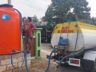 Forum Wartawan Pati Distribusikan Tiga Tangki Air Bersih Untuk Warga Pantirejo