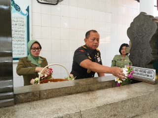Pangdam IV/Diponegoro Ziarah ke Makam Pangeran Diponegoro di Makassar