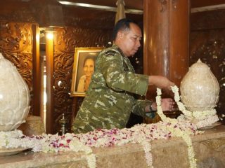 Pangdam IV/Diponegoro Dampingi Panglima TNI Ziarah ke Makam Jenderal Besar TNI (Purn) Soeharto di Giri Bangun