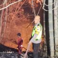 Bhabinkamtibmas Kutowinangun Kidul Sigap Bantu Warga Padamkan Kebakaran Lahan Bambu