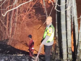 Bhabinkamtibmas Kutowinangun Kidul Sigap Bantu Warga Padamkan Kebakaran Lahan Bambu